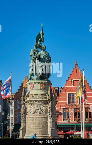 Statue von Jan Breydel und Pieter de Coninck auf dem Markt (Marktplatz) in Brügge, Belgien. Stockfoto