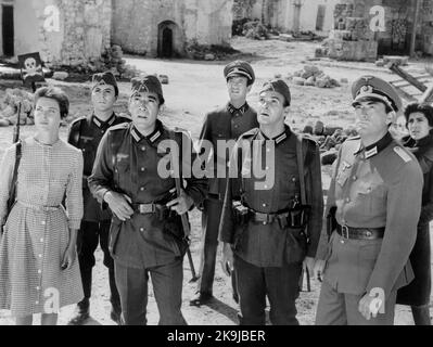 Gia Scala, James Darren, Anthony Quinn, David Niven, Stanley Baker, Gregory Peck, Irene Papas, am Set des Films, „The Guns of Navarone“, Columbia Pictures, 1961 Stockfoto