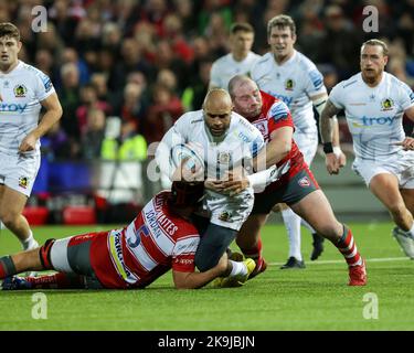 Olly Woodburn von Exeter Chiefs wird beim Gallagher Premiership-Spiel Gloucester Rugby gegen Exeter Chiefs im Kingsholm Stadium, Gloucester, Großbritannien, 28.. Oktober 2022 doppelt angegangen (Foto von Nick Browning/News Images) Stockfoto