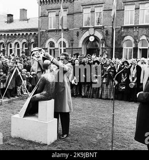 Historische Zugfahrt von Stockholm nach Göteborg zur Einweihung des Zuges 62. Statue entdecken. Stockfoto