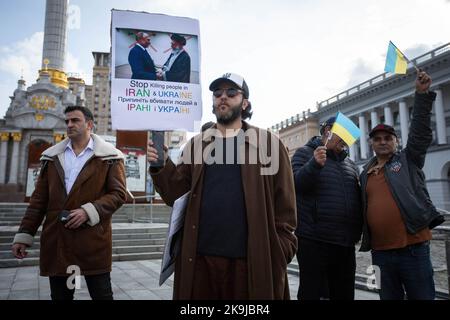Kiew, Ukraine. 28. Oktober 2022. Ein Iraner, der in der Ukraine lebt, hält ein Plakat mit den Neigungen des russischen Präsidenten Wladimir Putin und des iranischen Obersten Führers Ali Khamenei während eines Protestes gegen die iranische Regierung und der Lieferung iranischer Drohnen an Russland im Zentrum von Kiew. Die ukrainischen Behörden sagten, dass etwa 400 Drohnen aus dem Iran von Russland bei mehr als 30 Drohnenangriffen auf die Ukraine eingesetzt wurden. Der Iran hat die Lieferung von Waffen an Russland für den Einsatz in der Ukraine verweigert. Kredit: SOPA Images Limited/Alamy Live Nachrichten Stockfoto