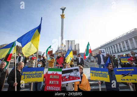 Kiew, Ukraine. 28. Oktober 2022. Iraner, die in der Ukraine leben, halten Plakate und Flaggen bei einem Protest gegen die iranische Regierung und die Lieferung iranischer Drohnen an Russland im Zentrum von Kiew. Die ukrainischen Behörden sagten, dass etwa 400 Drohnen aus dem Iran von Russland bei mehr als 30 Drohnenangriffen auf die Ukraine eingesetzt wurden. Der Iran hat die Lieferung von Waffen an Russland für den Einsatz in der Ukraine verweigert. Kredit: SOPA Images Limited/Alamy Live Nachrichten Stockfoto