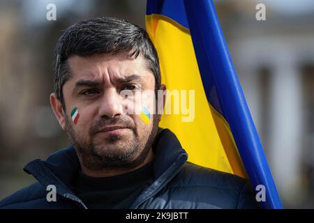 Kiew, Ukraine. 28. Oktober 2022. Ein Iraner, der in der Ukraine lebt, nimmt an einem Protest gegen die iranische Regierung und die Lieferung iranischer Drohnen an Russland im Zentrum von Kiew Teil. Die ukrainischen Behörden sagten, dass etwa 400 Drohnen aus dem Iran von Russland bei mehr als 30 Drohnenangriffen auf die Ukraine eingesetzt wurden. Der Iran hat die Lieferung von Waffen an Russland für den Einsatz in der Ukraine verweigert. Kredit: SOPA Images Limited/Alamy Live Nachrichten Stockfoto