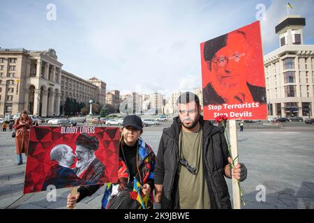 Kiew, Ukraine. 28. Oktober 2022. Iraner, die in der Ukraine leben, halten Plakate mit den Neigungen des russischen Präsidenten Wladimir Putin und des iranischen Obersten Führers Ali Khamenei während eines Protests gegen die iranische Regierung und der Lieferung iranischer Drohnen an Russland im Zentrum von Kiew. Die ukrainischen Behörden sagten, dass etwa 400 Drohnen aus dem Iran von Russland bei mehr als 30 Drohnenangriffen auf die Ukraine eingesetzt wurden. Der Iran hat die Lieferung von Waffen an Russland für den Einsatz in der Ukraine verweigert. Kredit: SOPA Images Limited/Alamy Live Nachrichten Stockfoto