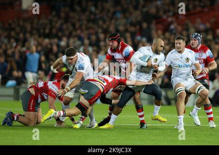 Olly Woodburn von Exeter Chiefs wird von Freddie Clarke von Gloucester Rugby während des Gallagher Premiership-Spiels Gloucester Rugby gegen Exeter Chiefs im Kingsholm Stadium, Gloucester, Großbritannien, 28.. Oktober 2022 angegangen (Foto von Nick Browning/News Images) Stockfoto