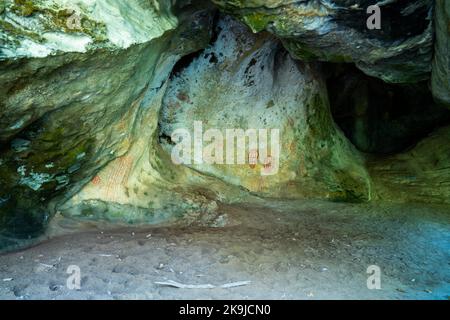 Höhlenzeichnung in einem Nationalpark, alte Höhlenkunst an den Wänden Stockfoto