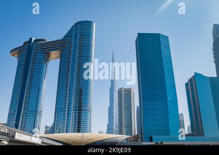 Dubai, VAE - Oktober 2022: Burj Khalifa in der Dubai Mall in den VAE, berühmtes Wahrzeichen von Dubai, Vereinigte Arabische Emirate. Stockfoto