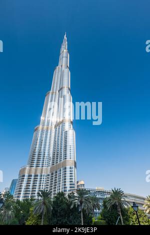 Dubai, VAE - Oktober 2022: Burj Khalifa in der Dubai Mall in den VAE, berühmtes Wahrzeichen von Dubai, Vereinigte Arabische Emirate. Stockfoto