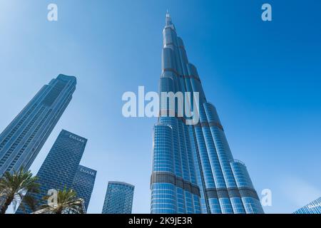 Dubai, VAE - Oktober 2022: Burj Khalifa in der Dubai Mall in den VAE, berühmtes Wahrzeichen von Dubai, Vereinigte Arabische Emirate. Stockfoto