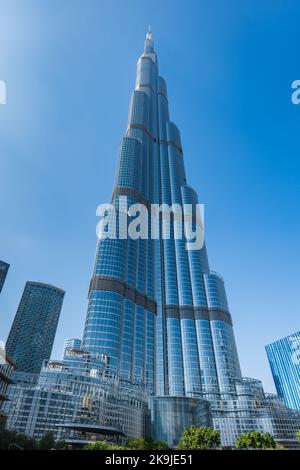 Dubai, VAE - Oktober 2022: Burj Khalifa in der Dubai Mall in den VAE, berühmtes Wahrzeichen von Dubai, Vereinigte Arabische Emirate. Stockfoto