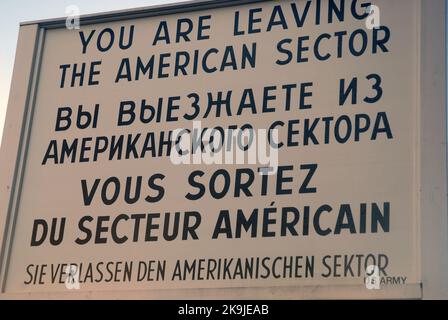 Checkpoint Charlie Schild, Berlin, Deutschland. Stockfoto