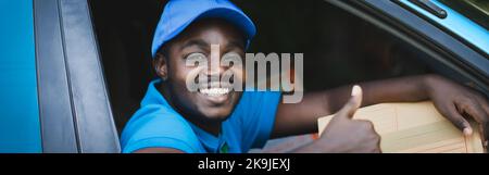 Afrikanischer Kurier der Lieferfirma, die ein Box-Paket im Auto mit Lächeln und glücklich hält.Konzept der Geschäftslieferung Service Stockfoto