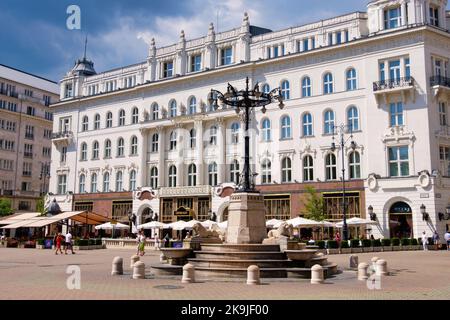 Gerbeaud-Haus und ein Brunnen mit vier steinernen Löwen auf dem Vörösmarty-Platz - Budapest, Ungarn Stockfoto