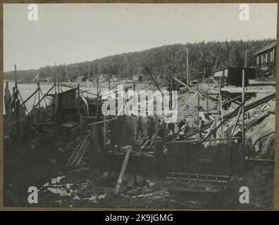 Zweigleisige Gebäude zwischen Alingsås - Olskroken. Späne und Aushub für die neue Brücke. Stockfoto