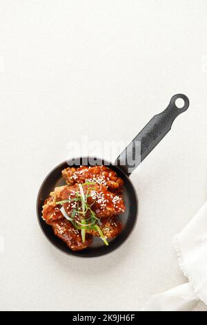 Yangnyeom Tongdak Chicken, koreanisches süßes und würziges knuspriges Huhn mit roter Gochujang-Sauce. Draufsicht Stockfoto