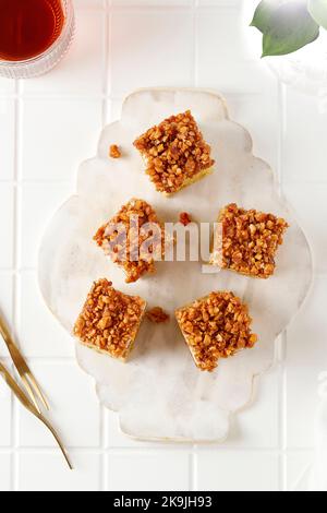 Karamell-Nougat-Erdnusskuchen, Ansicht Von Oben. Serviert mit Tee Stockfoto