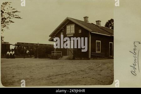 Odensberg wurde 1876 als Begegnungsstation zur Erhöhung der Kapazität der westlichen Hauptstrecke gegründet. Im folgenden Jahr wird über die Änderung des Treffplatzes an der Station diskutiert, aber es wird bis 1892 dauern, bis entschieden wird, dass die Tagungsstation von Odensberg auf eine volle Station erweitert werden soll. Zur gleichen Zeit, Track Guard Hütte Nr. 504 wird von Falköping nach Odensberg verlegt. In den Jahren 1898-1903 wird das Gleissystem erweitert. Laskaj und das Frachtlager werden gebaut. Das Bahnhofshaus wird bis 1906 gebaut. Stockfoto