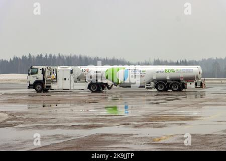 HELSINKI, FINNLAND, 15 2022. FEBRUAR, Ein Tanker mit erneuerbarem Jet-Kraftstoff fährt auf der Start- und Landebahn des verschneiten Flughafens Stockfoto