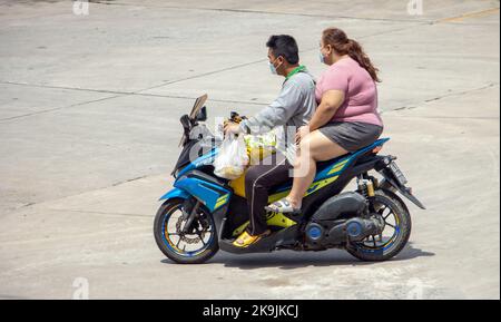 SAMUT PRAKAN, THAILAND, Okt 04 2022, das Paar fährt auf dem Motorrad auf der Straße. Stockfoto