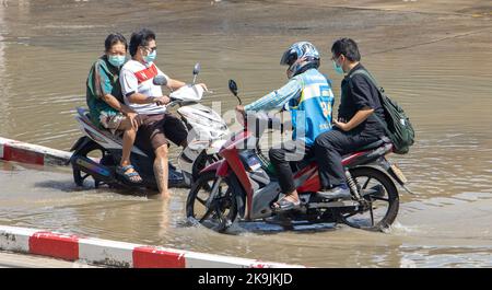 SAMUT PRAKAN, THAILAND, Okt 13 2022, Verkehr auf einer überfluteten Straße Stockfoto