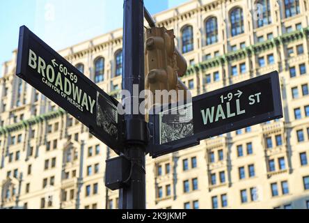 Ecke Broadway und Wall Street - New York Stockfoto