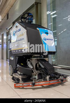 BANGKOK, THAILAND, SEP 15 2022, eine automatische Reinigungsmaschine im Korridor des internationalen Flughafens Stockfoto