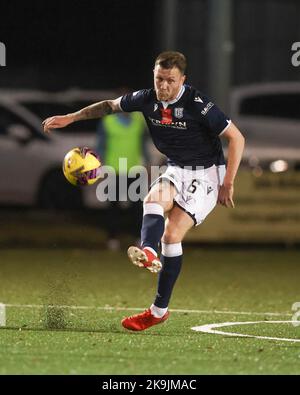 Ochilview Park, Larbert. 28. Oktober 2022. Fußball der schottischen Meisterschaft; Queens Park gegen Dundee; Jordan McGhee von Dundee erreicht einen langen Pass Credit: Action Plus Sports/Alamy Live News Stockfoto