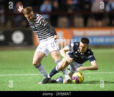 Ochilview Park, Larbert. 28. Oktober 2022. Fußball der Scottish Championship; Queens Park gegen Dundee; Cammy Kerr von Dundee wird von Dominic Thomas von Queens Park fouliert Credit: Action Plus Sports/Alamy Live News Stockfoto