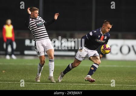 Ochilview Park, Larbert. 28. Oktober 2022. Scottish Championship Football; Queens Park gegen Dundee; Jordan Marshall of Dundee und Dominic Thomas von Queens Park Credit: Action Plus Sports/Alamy Live News Stockfoto