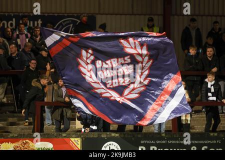 Ochilview Park, Larbert. 28. Oktober 2022. Scottish Championship Football; Queens Park versus Dundee; Dundee-Fans winkt ihre Banner Credit: Action Plus Sports/Alamy Live News Stockfoto