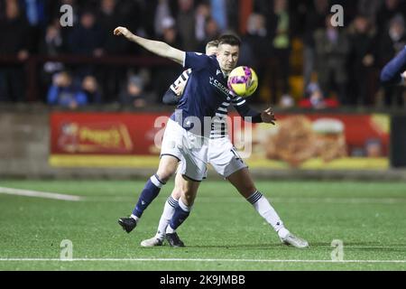 Ochilview Park, Larbert. 28. Oktober 2022. Scottish Championship Football; Queens Park gegen Dundee; Cammy Kerr von Dundee fordert den Ball mit Dominic Thomas von Queens Park Kredit: Action Plus Sports/Alamy Live News Stockfoto