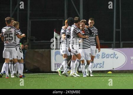 Ochilview Park, Larbert. 28. Oktober 2022. Fußball der Scottish Championship; Queens Park gegen Dundee; Patrick Jarrett von Queens Park wird nach dem Tor für 1-0 gratuliert.Credit: Action Plus Sports/Alamy Live News Stockfoto