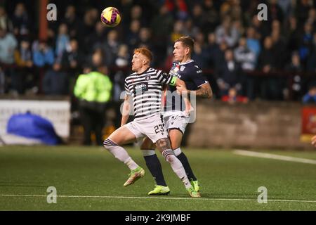 Ochilview Park, Larbert. 28. Oktober 2022. Schottische Meisterschaft Fußball; Queens Park gegen Dundee; Simon Murray von Queens Park Herausforderungen für den Ball mit 14 Credit: Action Plus Sports/Alamy Live News Stockfoto