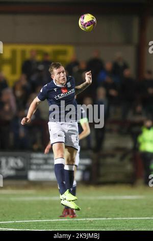 Ochilview Park, Larbert. 28. Oktober 2022. Scottish Championship Football; Queens Park versus Dundee; Lee Ashcroft von Dundee Credit: Action Plus Sports/Alamy Live News Stockfoto