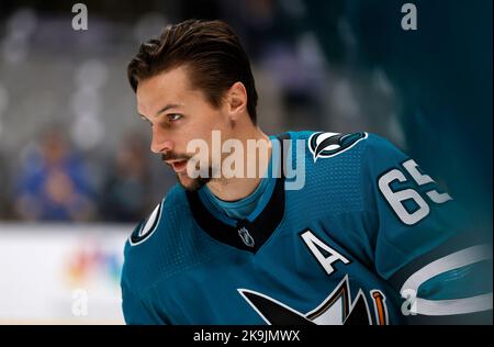 San Jose, Usa. 27. Oktober 2022. Erik Karlsson von den San Jose Sharks auf dem Eis während der Aufwärmphase vor einer Aktion gegen die Toronto Maple Leafs im SAP Center am 27. Oktober 2022 in San Jose, Kalifornien. (Foto: Nhat V. Meyer/Bay Area News Group/TNS/Sipa USA) Quelle: SIPA USA/Alamy Live News Stockfoto