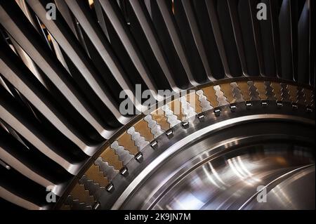 Welle und Rotorblätter einer leistungsstarken Dampfturbine. Elemente zur Befestigung der Rotorblätter im Wellensockel. Stockfoto