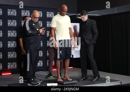 GLENDALE, AZ - 28. OKTOBER: Boxer Anderson Silva tritt während der offiziellen Wiegen für das Jake Paul vs Anderson Silva Showtime PPV-Event in der Desert Diamond Arena am 26. Oktober 2022 in Glendale, AZ, USA, auf die Waage.(Foto: Alejandro Salazar/PxImages) Credit: Px Images/Alamy Live News Stockfoto