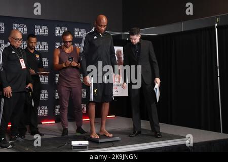 GLENDALE, AZ - 28. OKTOBER: Boxer Anderson Silva tritt während der offiziellen Wiegen für das Jake Paul vs Anderson Silva Showtime PPV-Event in der Desert Diamond Arena am 28. Oktober 2022 in Glendale, AZ, USA, auf die Waage.(Foto: Alejandro Salazar/PxImages) Credit: Px Images/Alamy Live News Stockfoto