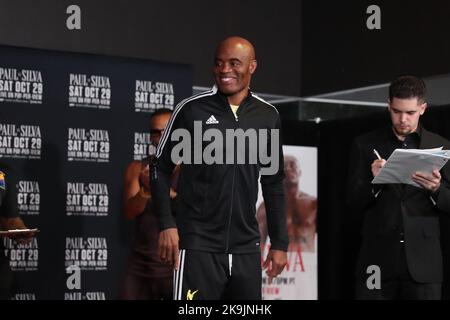 GLENDALE, AZ - 28. OKTOBER: Boxer Anderson Silva tritt während der offiziellen Wiegen für das Jake Paul vs Anderson Silva Showtime PPV-Event in der Desert Diamond Arena am 26. Oktober 2022 in Glendale, AZ, USA, auf die Waage.(Foto: Alejandro Salazar/PxImages) Credit: Px Images/Alamy Live News Stockfoto