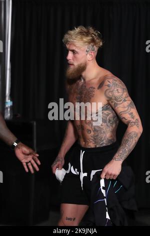 GLENDALE, AZ - 28. OKTOBER: Boxer Jake Paul tritt während der offiziellen Wiegen für das Jake Paul vs Anderson Silva Showtime PPV-Event in der Desert Diamond Arena am 26. Oktober 2022 in Glendale, AZ, USA, auf die Waage.(Foto: Alejandro Salazar/PxImages) Credit: Px Images/Alamy Live News Stockfoto