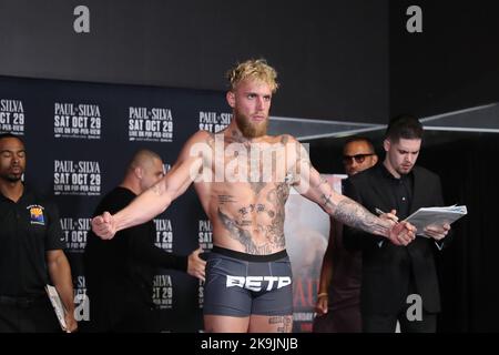 GLENDALE, AZ - 28. OKTOBER: Boxer Jake Paul tritt während der offiziellen Wiegen für das Jake Paul vs Anderson Silva Showtime PPV-Event in der Desert Diamond Arena am 28. Oktober 2022 in Glendale, AZ, USA, auf die Waage.(Foto: Alejandro Salazar/PxImages) Credit: Px Images/Alamy Live News Stockfoto