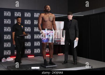 GLENDALE, AZ - 28. OKTOBER: Boxer Jeremiah Milton tritt während der offiziellen Wiegung für das Jake Paul vs Anderson Silva Showtime PPV-Event in der Desert Diamond Arena am 28. Oktober 2022 in Glendale, AZ, USA, auf die Waage.(Foto: Alejandro Salazar/PxImages) Credit: Px Images/Alamy Live News Stockfoto