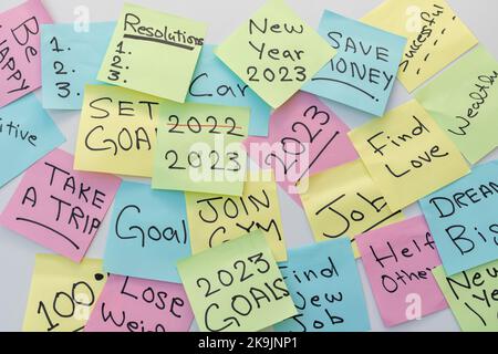 Ziele und Vorsätze für das neue Jahr 2023 auf bunten Haftnotizen geschrieben Stockfoto