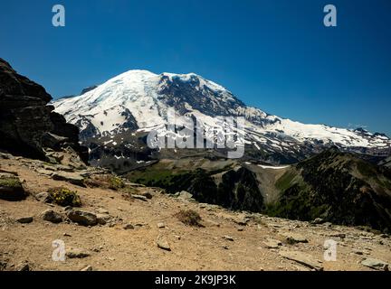 WA22620-00...WASHINGTON - Burroughs Mountains, Mount Ruth und Mount Rainier vom Fremont Lookout im Mount Rainier National Park. Stockfoto