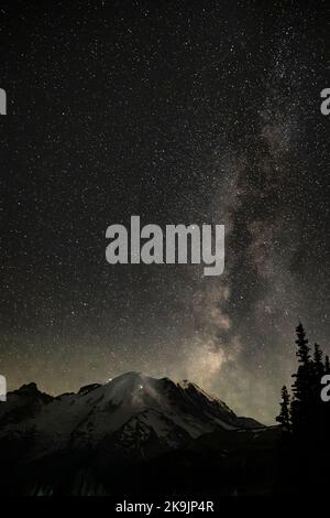 WA22624-00...WASHINGTON - die Milchstraße über Mount Rainier vom Sunrise Area im Mount Rainier National Park. Beachten Sie die Scheinwerfer der Kletterer als Stockfoto