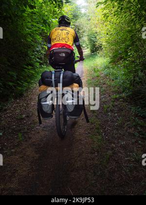 WA22626-00...WASHINGTON - Tourenradler auf dem Olympic Discovery Trail in Richtung Sequim auf der Olympic Peninsula. Stockfoto