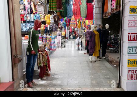 Jodhpur, Rajasthan, Indien - 19.10.2019 : Rajasthani Frauenkleidung, die in einem Geschäft am berühmten Sardar Markt und Ghanta ghar Uhrenturm verkauft wird. Stockfoto