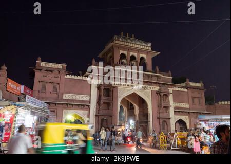 Jodhpur, Rajasthan, Indien - 19.10.2019 : berühmter Sardar Markt und Ghanta Ghar Uhrenturm in Jodhpur, Rajasthan, Indien bei Nacht. Stockfoto