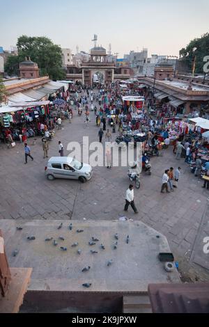 Jodhpur, Rajasthan, Indien - 16.10.2019 : Blick von oben, berühmter Sardar Markt und Ghanta Ghar Uhrenturm. Stockfoto