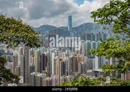 Das ICC, das höchste Gebäude Hongkongs, überragt die Hochhausanlage von Kowloon, die vom Piper's Hill, 2017, aus gesehen wird Stockfoto